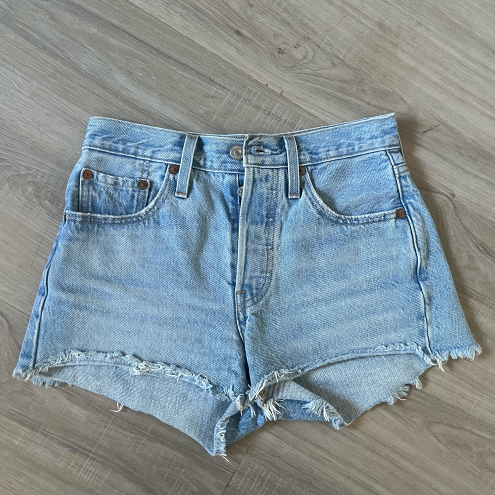 Levi’s original 501 denim shorts
Size 25